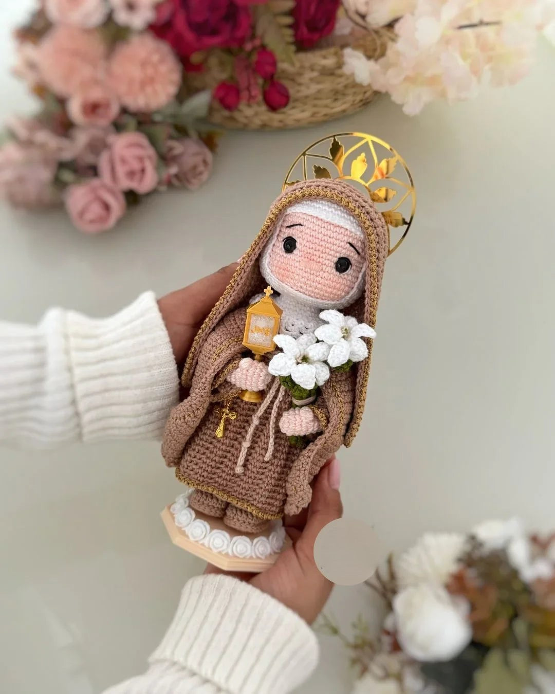 Santa Clara da Luz Eterna – Amigurumi Sagrado em Crochê | Santa Arte
