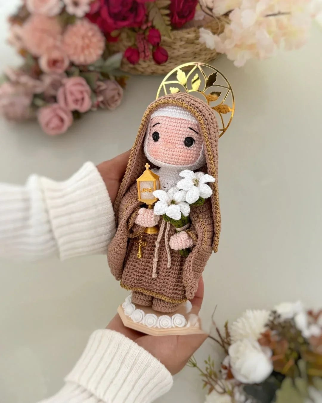 Santa Clara da Luz Eterna – Amigurumi Sagrado em Crochê | Santa Arte