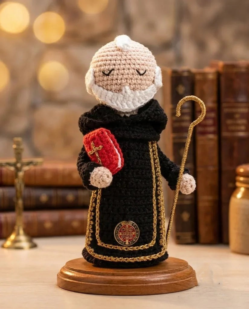 São Bento Protetor da Fé e do Lar – Amigurumi Sagrado em Crochê | Santa Arte