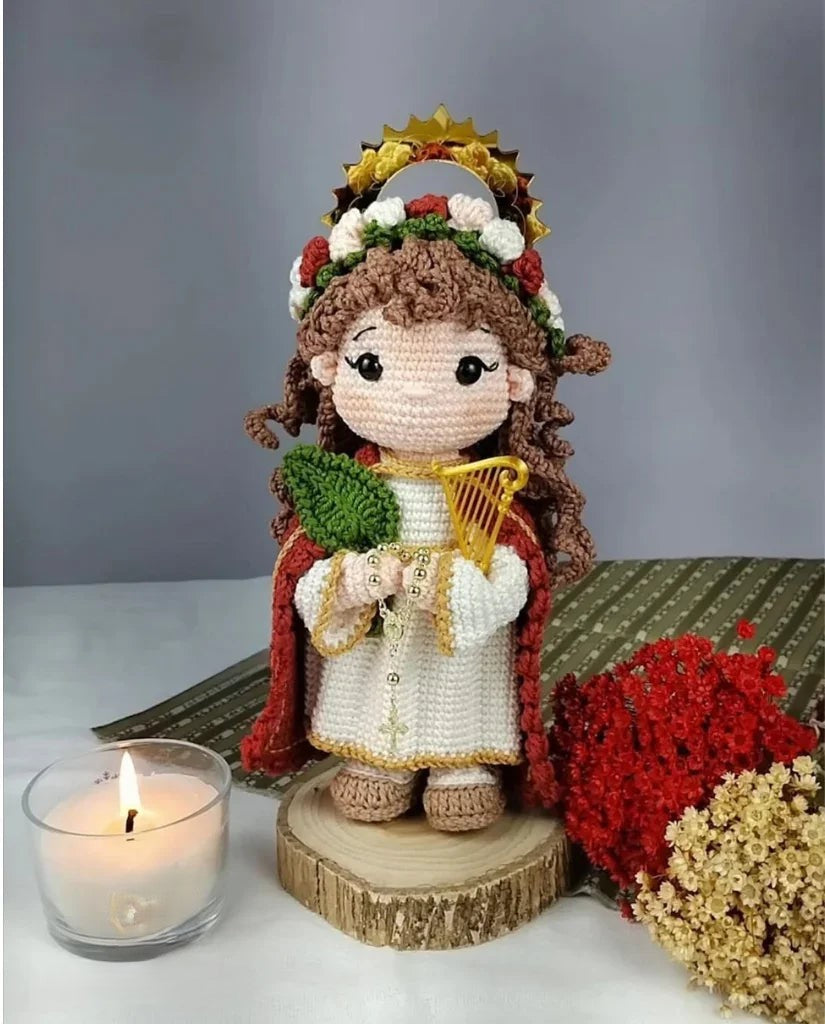 Santa Cecília da Música e da Fé – Amigurumi Sagrado em Crochê | Santa Arte