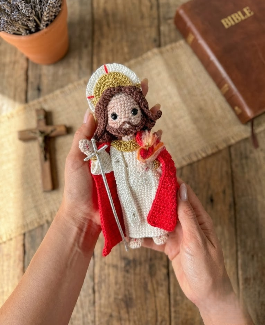 Jesus Ressuscitado em Amigurumi – Fé, Esperança e Vida Nova - Santa Arte