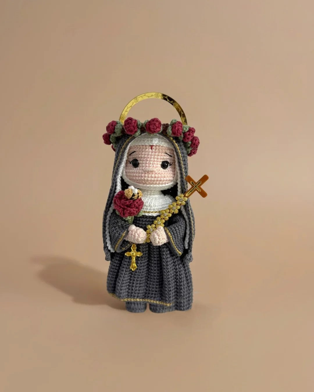 Santa Rita de Cássia das Rosas – Amigurumi Sagrado em Crochê | Santa Arte