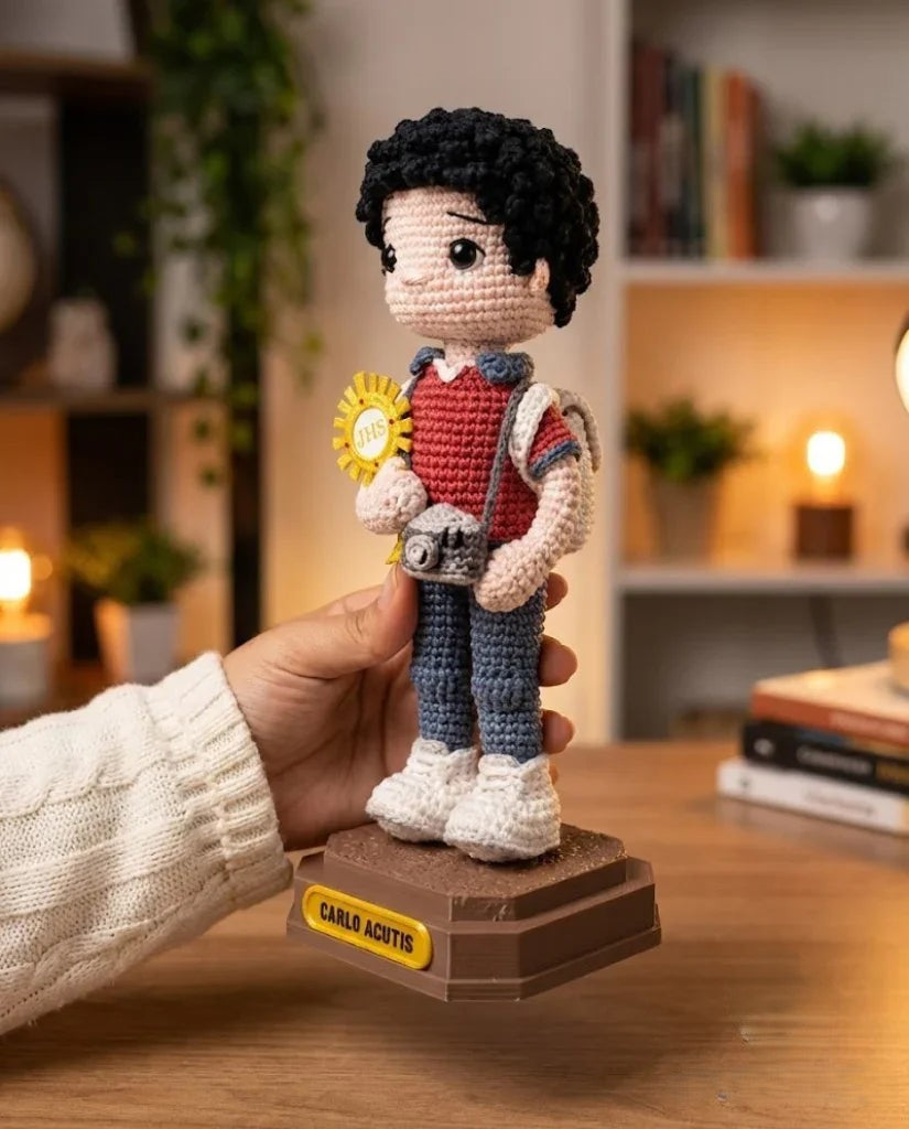 São Carlo Acutis da Eucaristia Viva – Amigurumi Sagrado em Crochê | Santa Arte