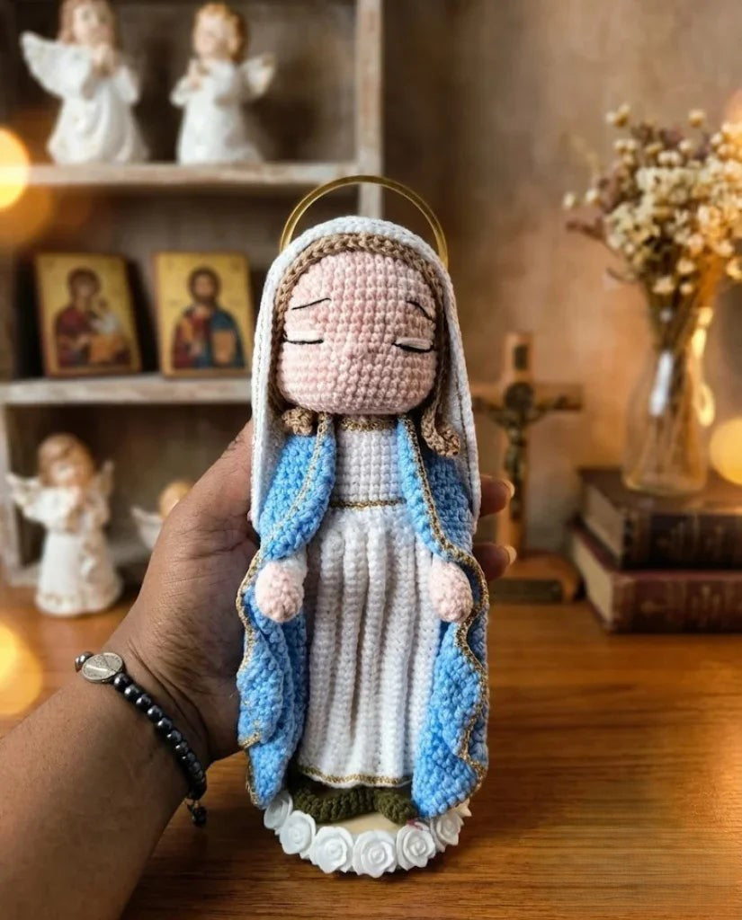 Nossa Senhora das Graças em Crochê Artesanal – Fé, Proteção e Amor em Cada Detalhe