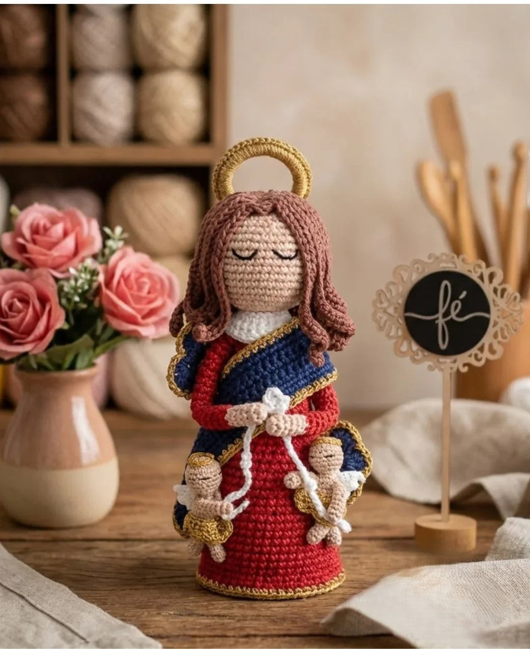 Nossa Senhora Desatadora dos Nós da Fé e da Esperança – Amigurumi Sagrado em Crochê | Santa Arte