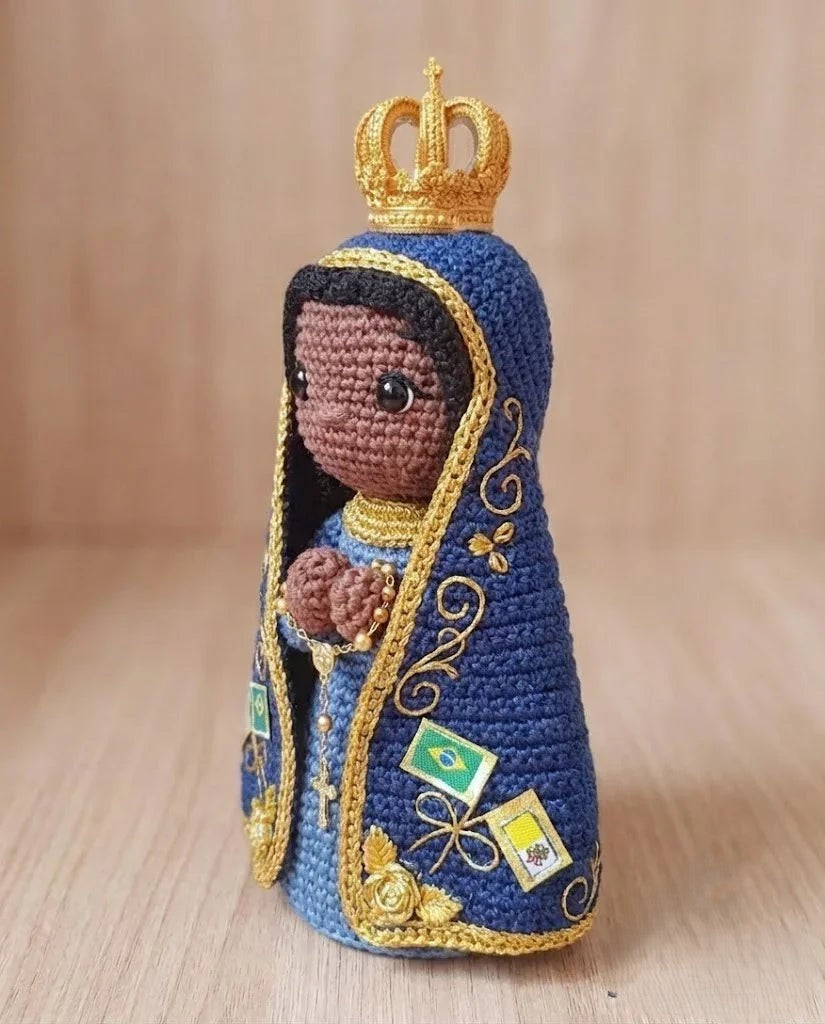Nossa Senhora Aparecida da Proteção Divina – Amigurumi Sagrado em Crochê | Santa Arte