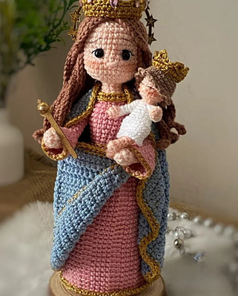 Nossa Senhora Auxiliadora dos Cristãos – Amigurumi Sagrado em Crochê | Santa Arte