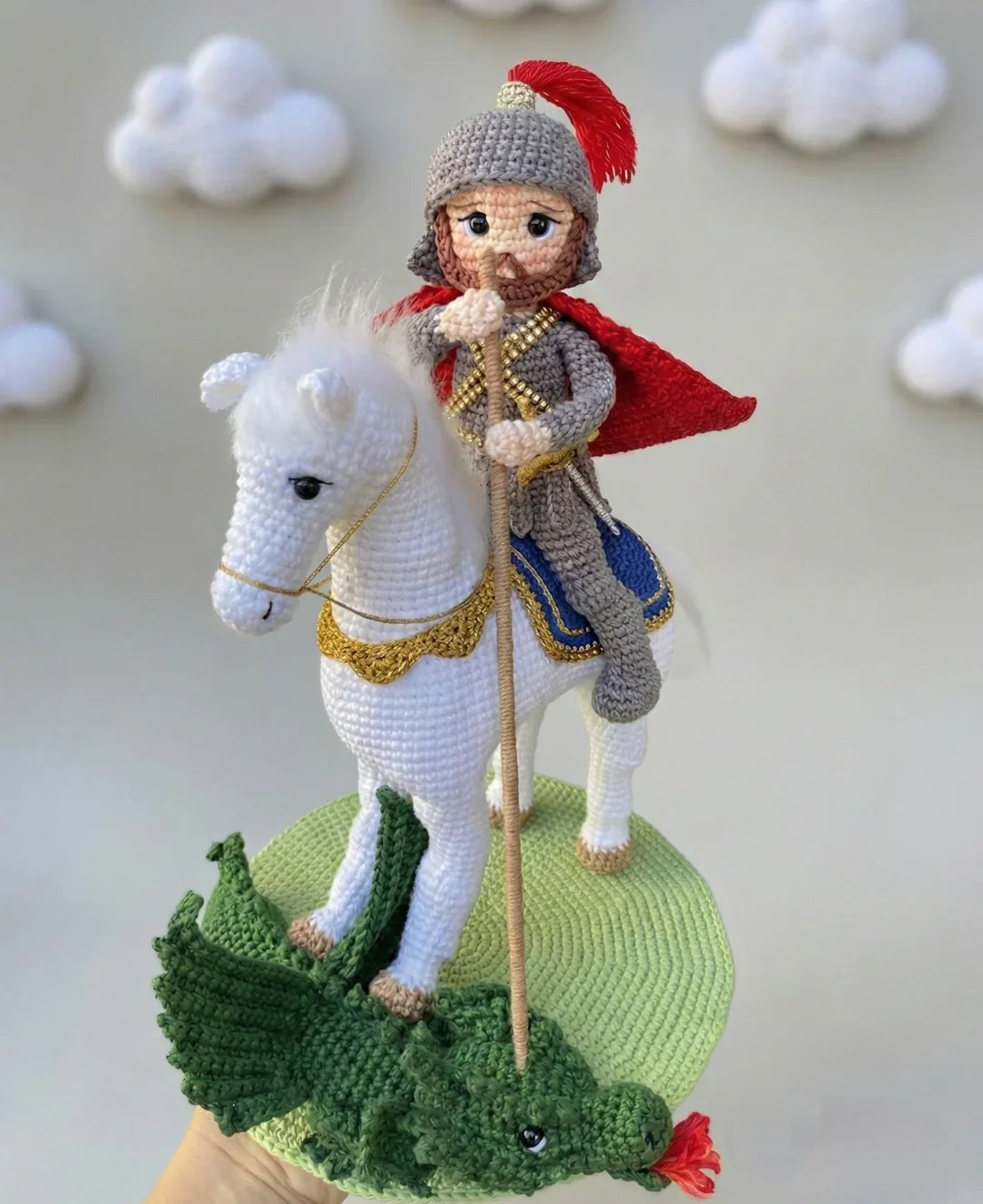 São Jorge Amigurumi Artesanal – Proteção, Fé e Coragem | Santa Arte
