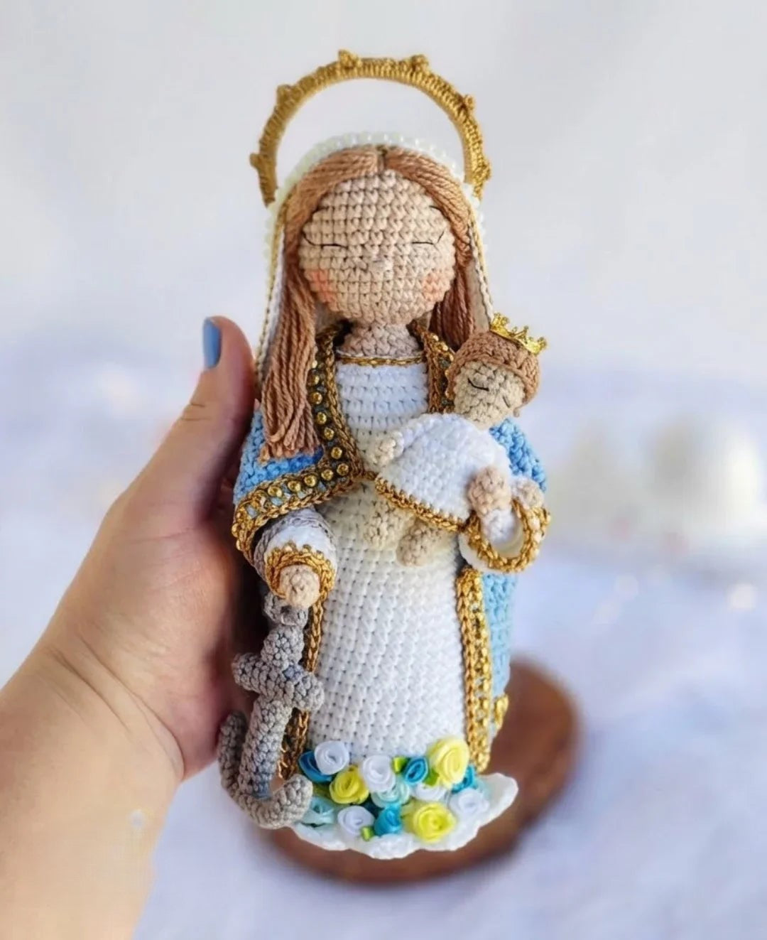 Nossa Senhora dos Navegantes Protetora dos Caminhos e dos Mares – Amigurumi Sagrado em Crochê | Santa Arte