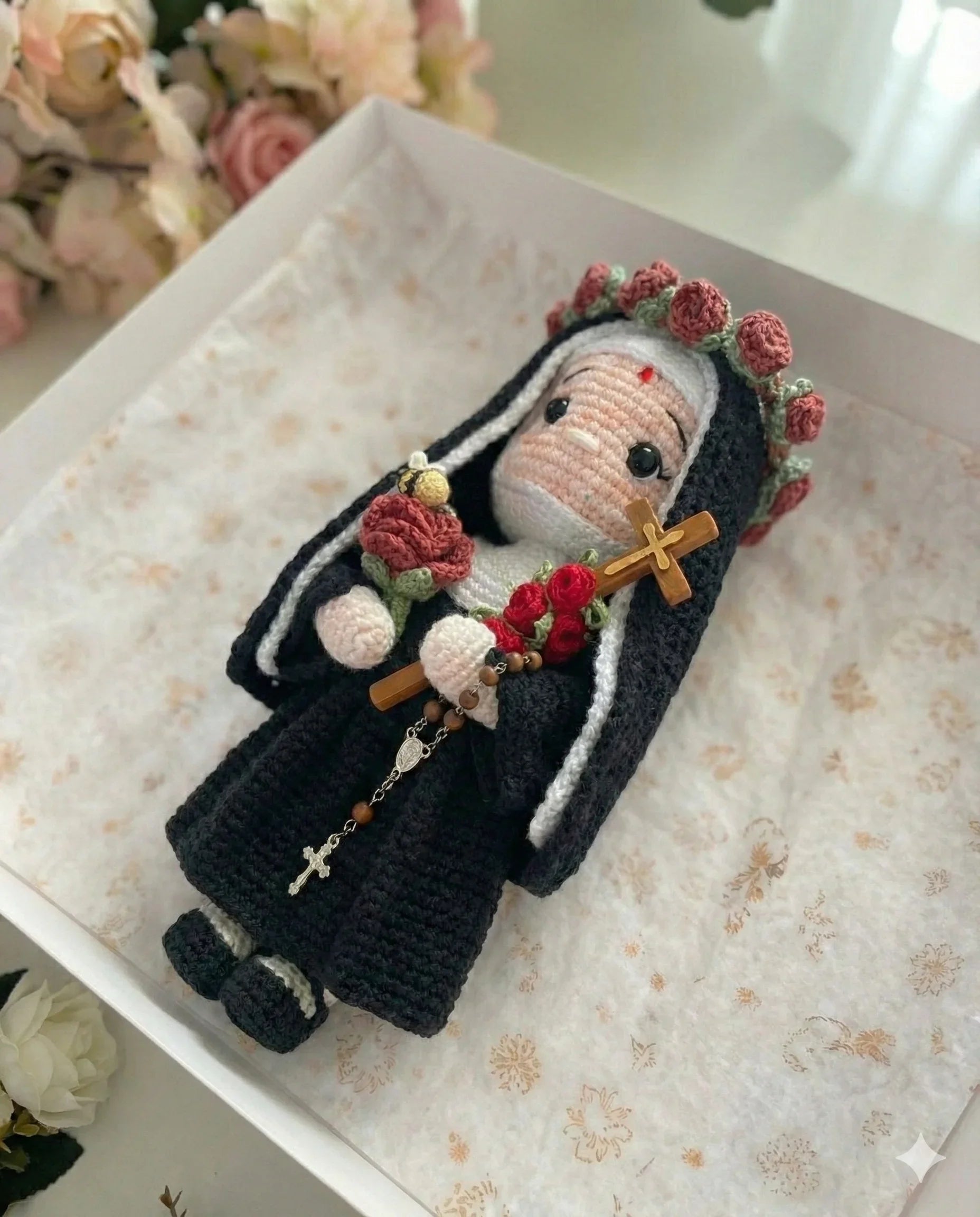 Santa Rita de Cássia das Rosas da Esperança – Amigurumi Sagrado em Crochê | Santa Arte 🕊️