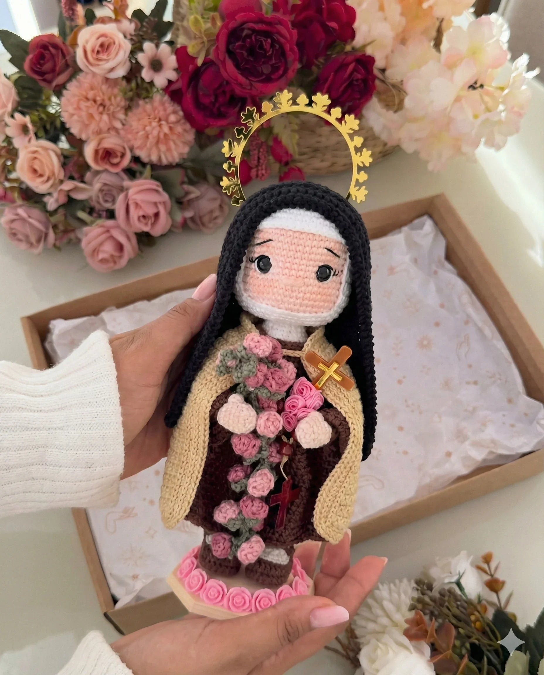 Santa Teresinha do Menino Jesus das Rosas do Amor – Amigurumi Sagrado em Crochê | Santa Arte