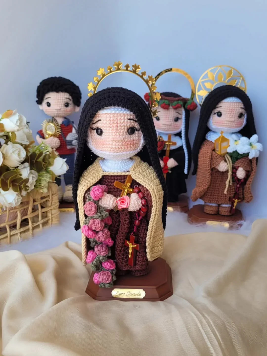 Quarteto da Fé Moderna e Eterna – Amigurumis Sagrados em Crochê | Santa Arte