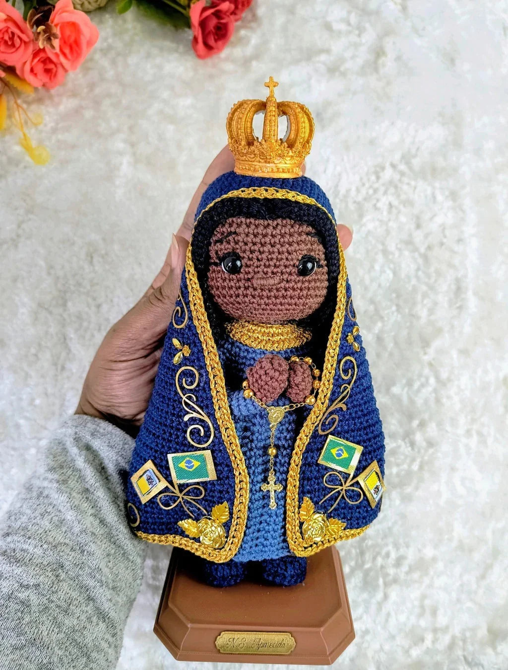 Nossa Senhora Aparecida da Proteção Divina – Amigurumi Sagrado em Crochê | Santa Arte