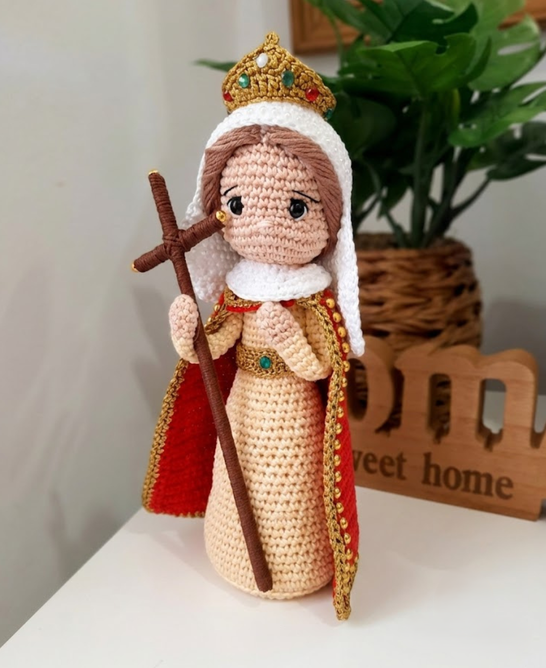Santa Helena em Amigurumi – Fé, Força e Devoção | Santa Arte