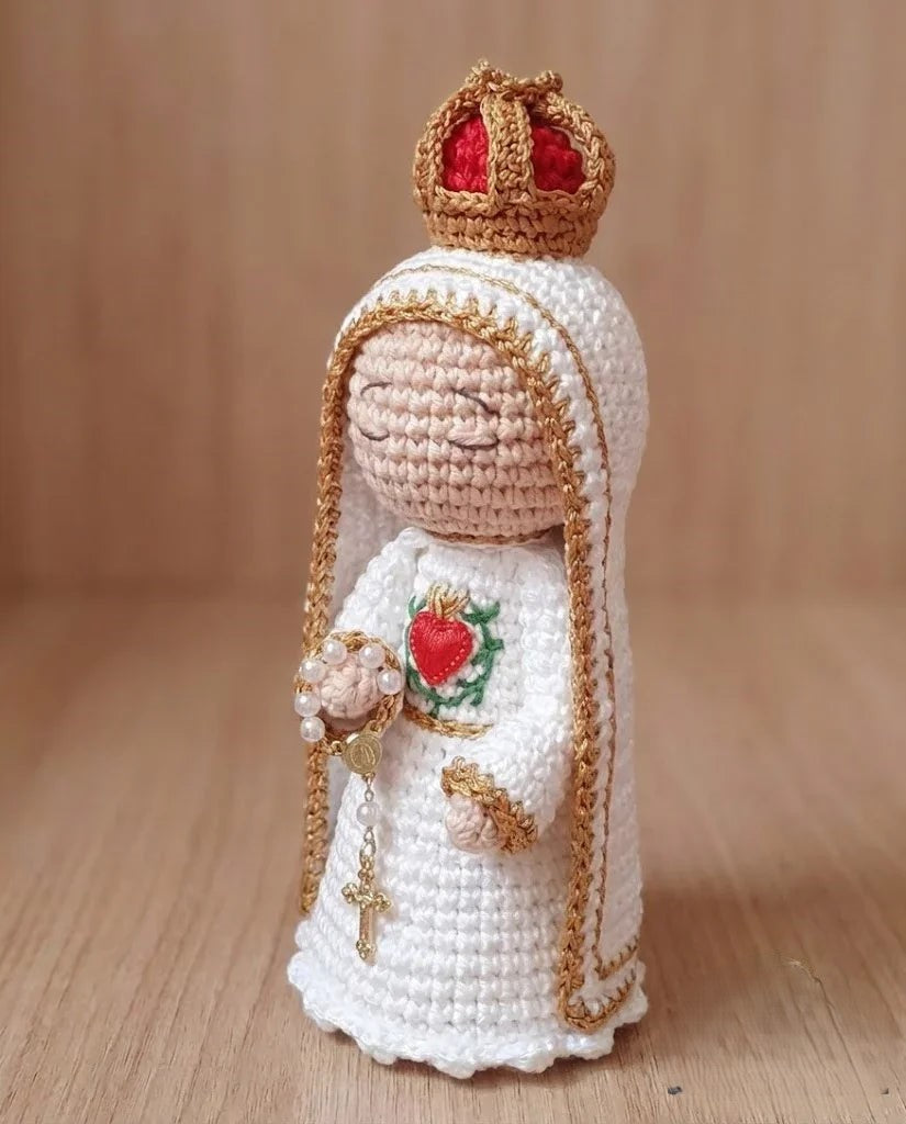 Nossa Senhora de Fátima da Paz Celestial – Amigurumi Sagrado em Crochê | Santa Arte