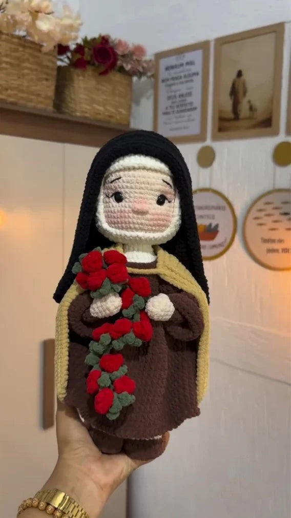 Santa Teresinha das Rosas – Amigurumi Sagrado em Crochê | Santa Arte