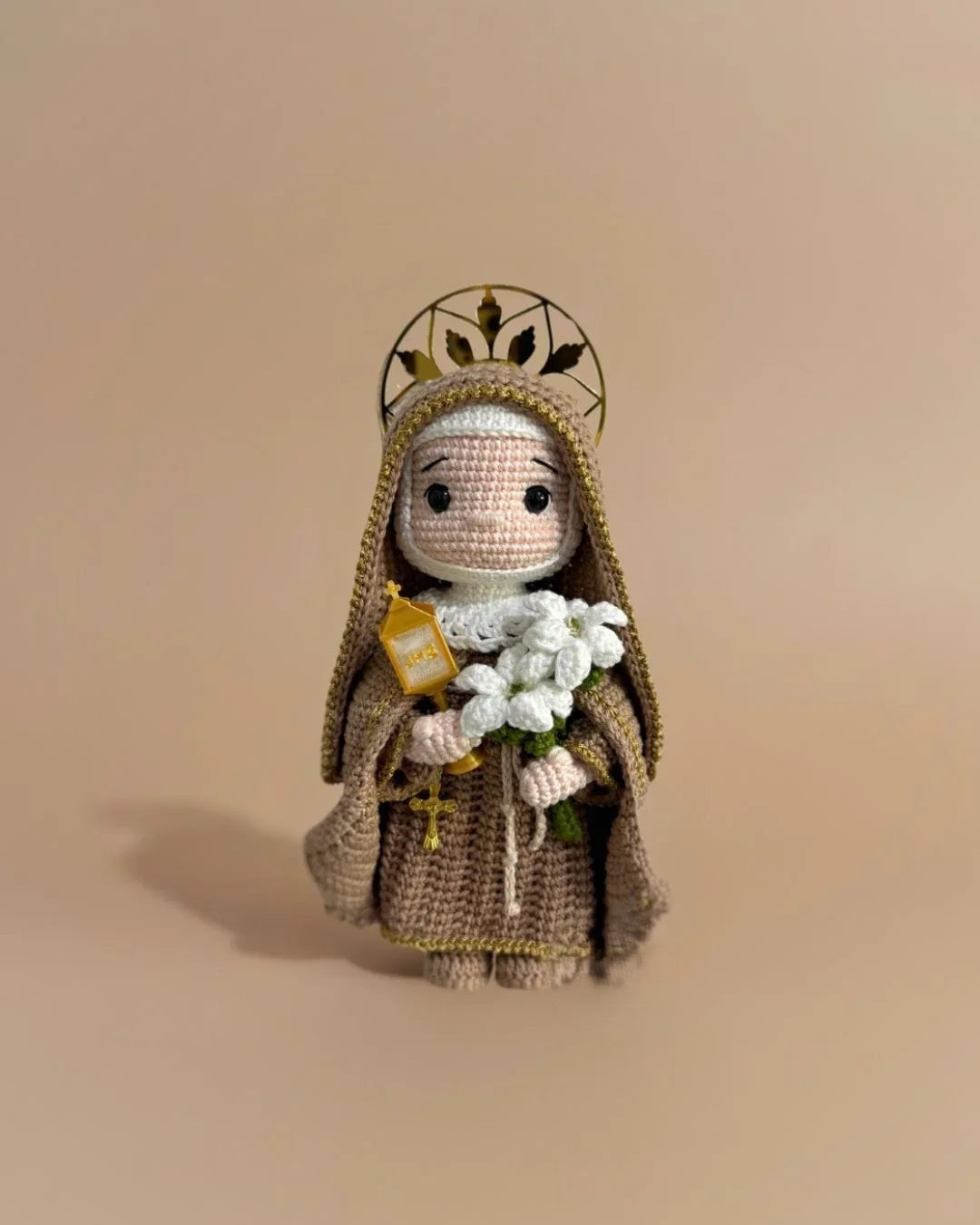 Santa Clara da Luz Eterna – Amigurumi Sagrado em Crochê | Santa Arte