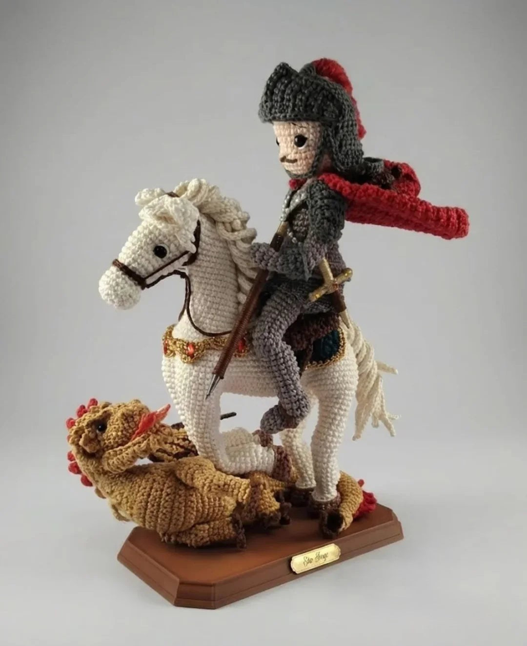 São Jorge Guerreiro da Fé e da Proteção – Amigurumi Sagrado em Crochê | Santa Arte