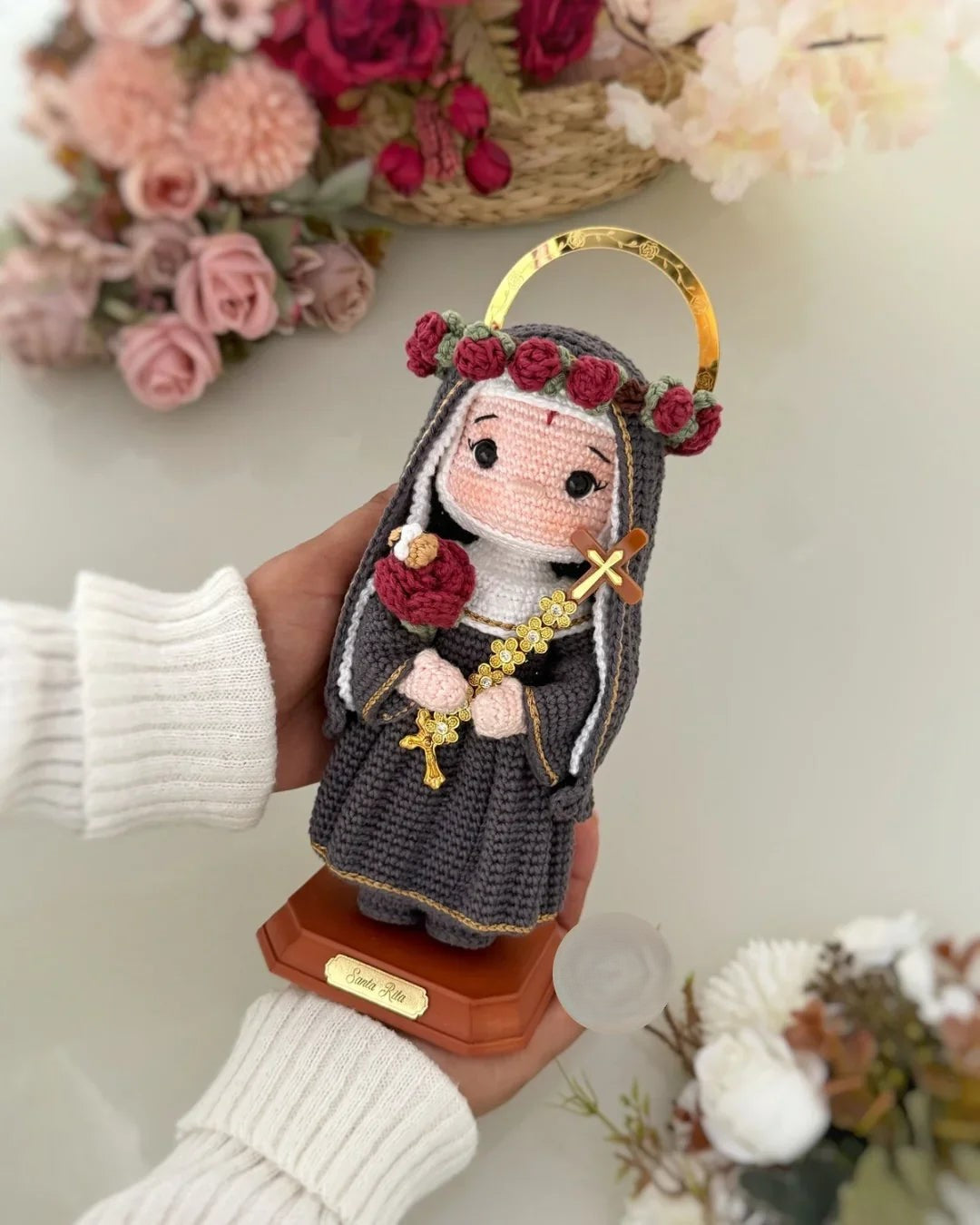 Santa Rita de Cássia das Rosas – Amigurumi Sagrado em Crochê | Santa Arte