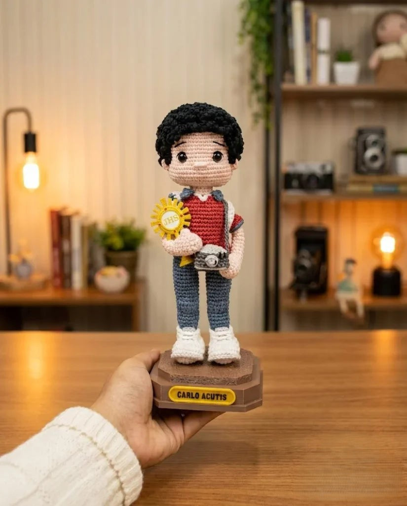 São Carlo Acutis da Eucaristia Viva – Amigurumi Sagrado em Crochê | Santa Arte