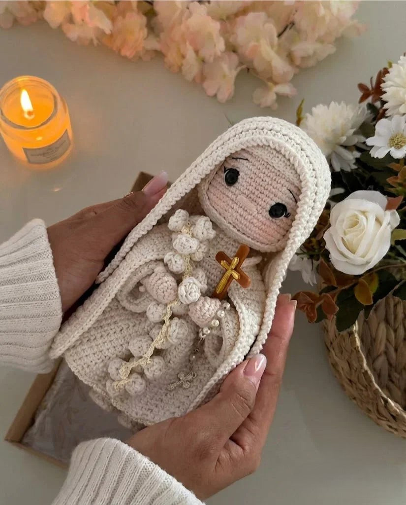 Santa Teresinha do Menino Jesus das Rosas do Amor – Amigurumi Sagrado em Crochê | Santa Arte