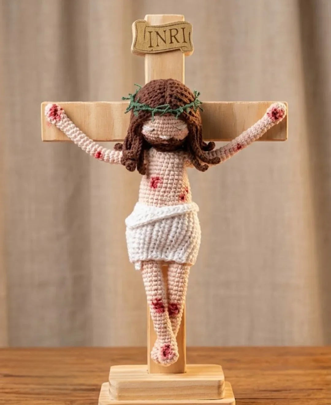 Jesus Cristo na Cruz do Calvário – Amor Redentor em Amigurumi Sagrado | Santa Arte