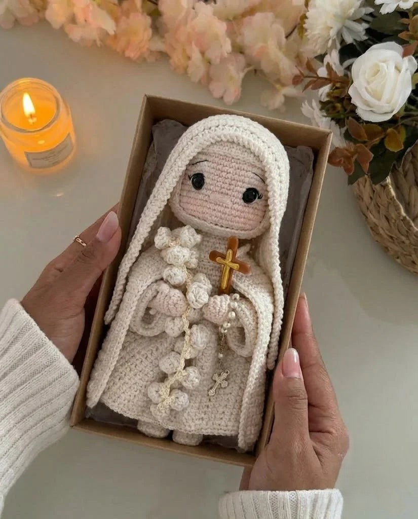 Santa Teresinha do Menino Jesus das Rosas do Amor – Amigurumi Sagrado em Crochê | Santa Arte
