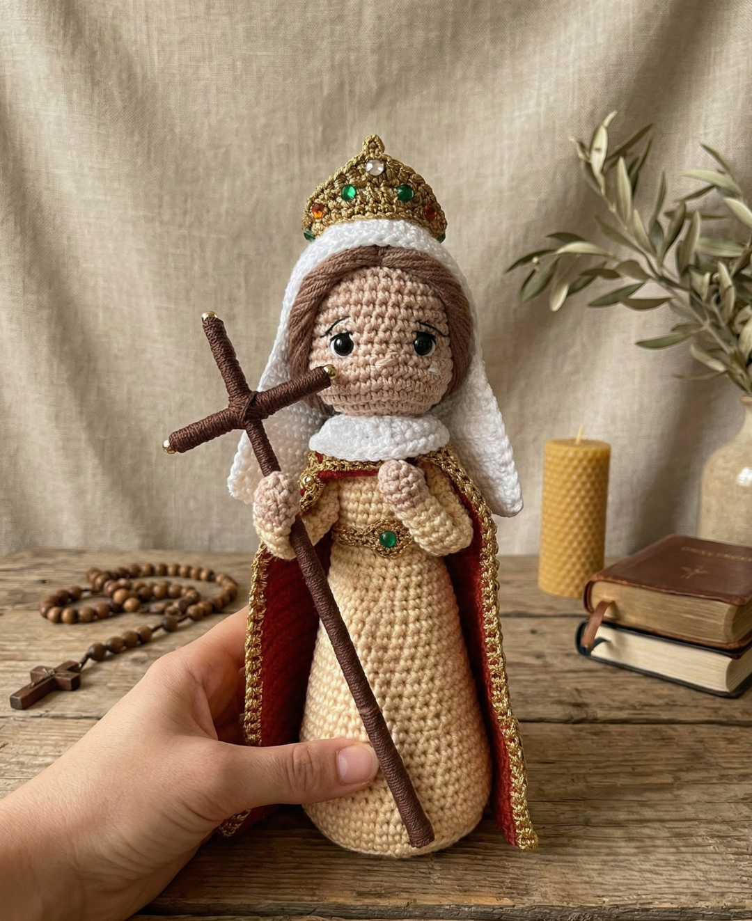 Santa Helena em Amigurumi – Fé, Força e Devoção | Santa Arte