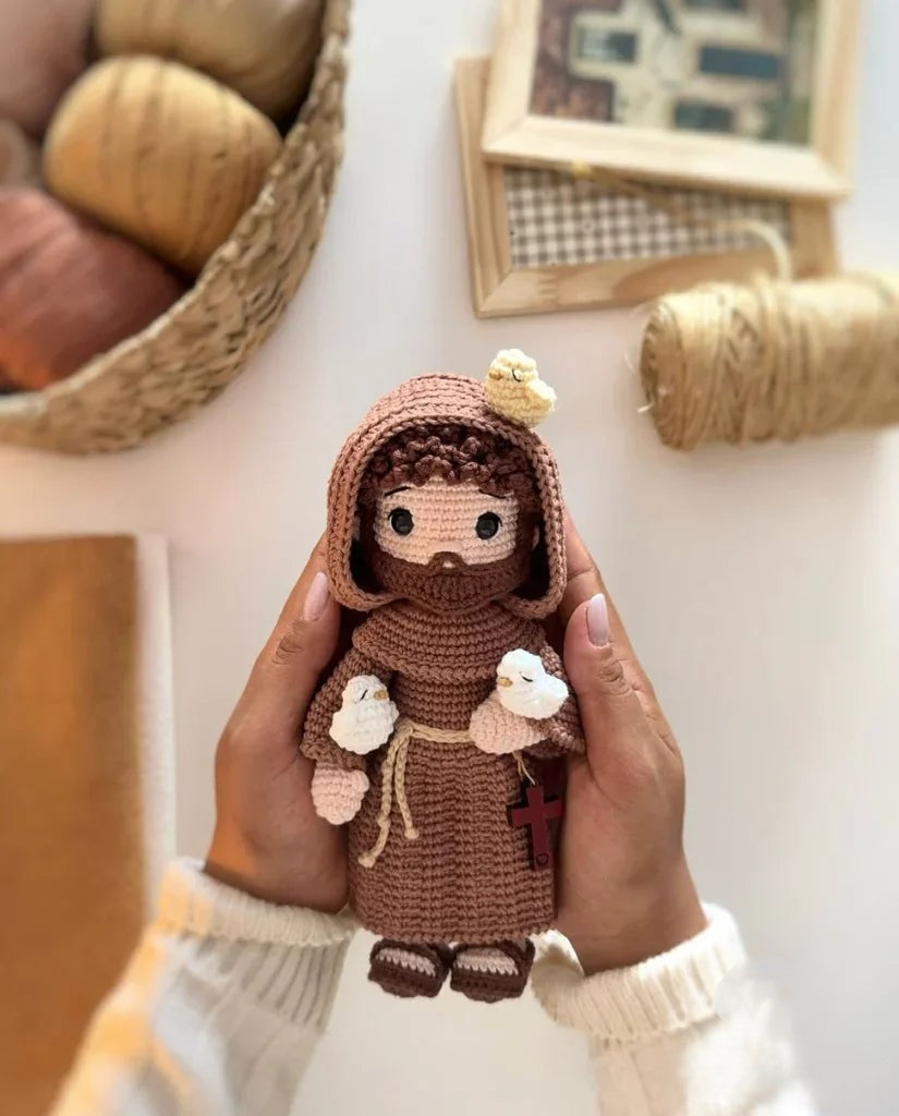 São Francisco de Assis da Paz e da Simplicidade – Amigurumi Sagrado em Crochê | Santa Arte