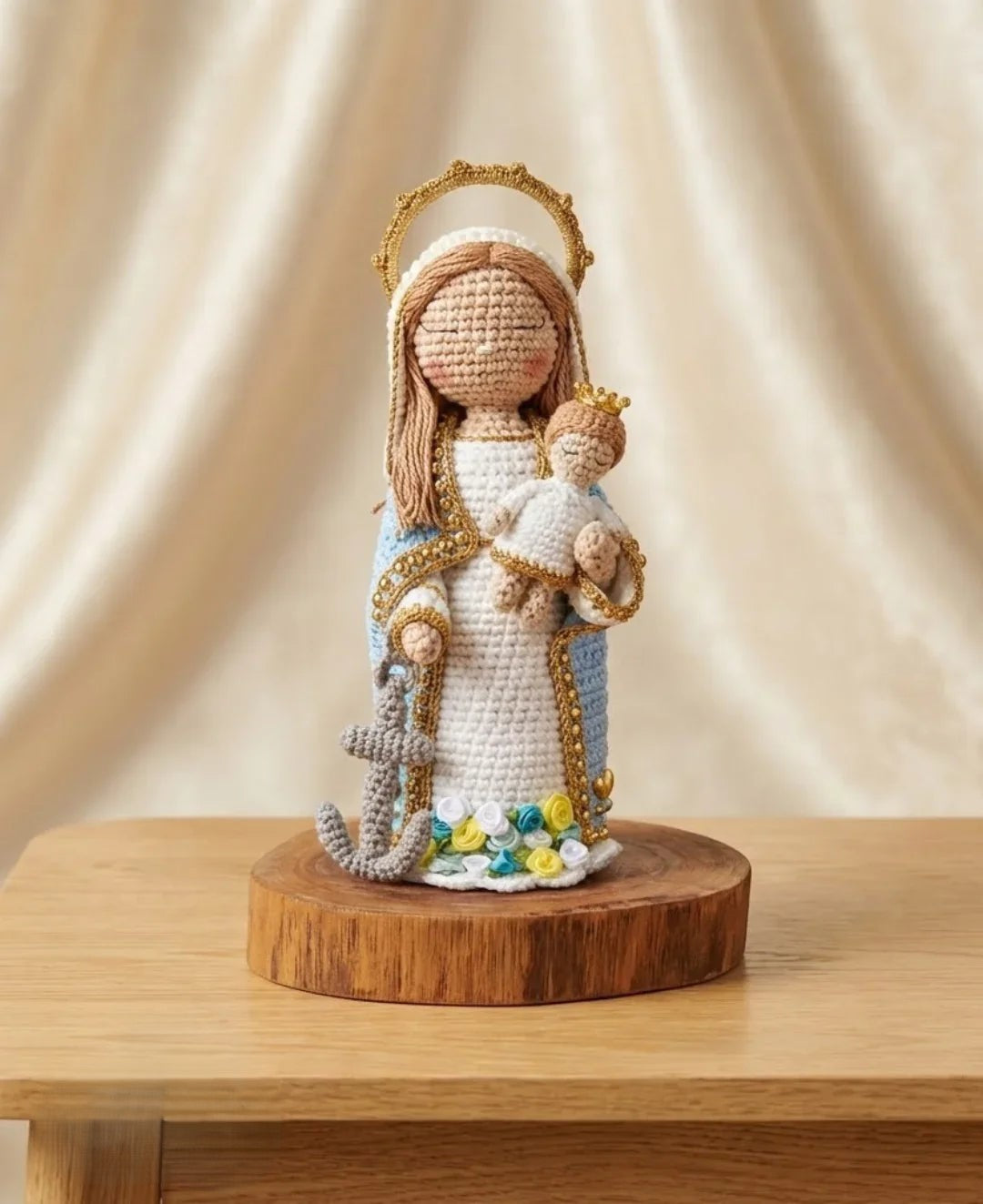 Nossa Senhora dos Navegantes Protetora dos Caminhos e dos Mares – Amigurumi Sagrado em Crochê | Santa Arte