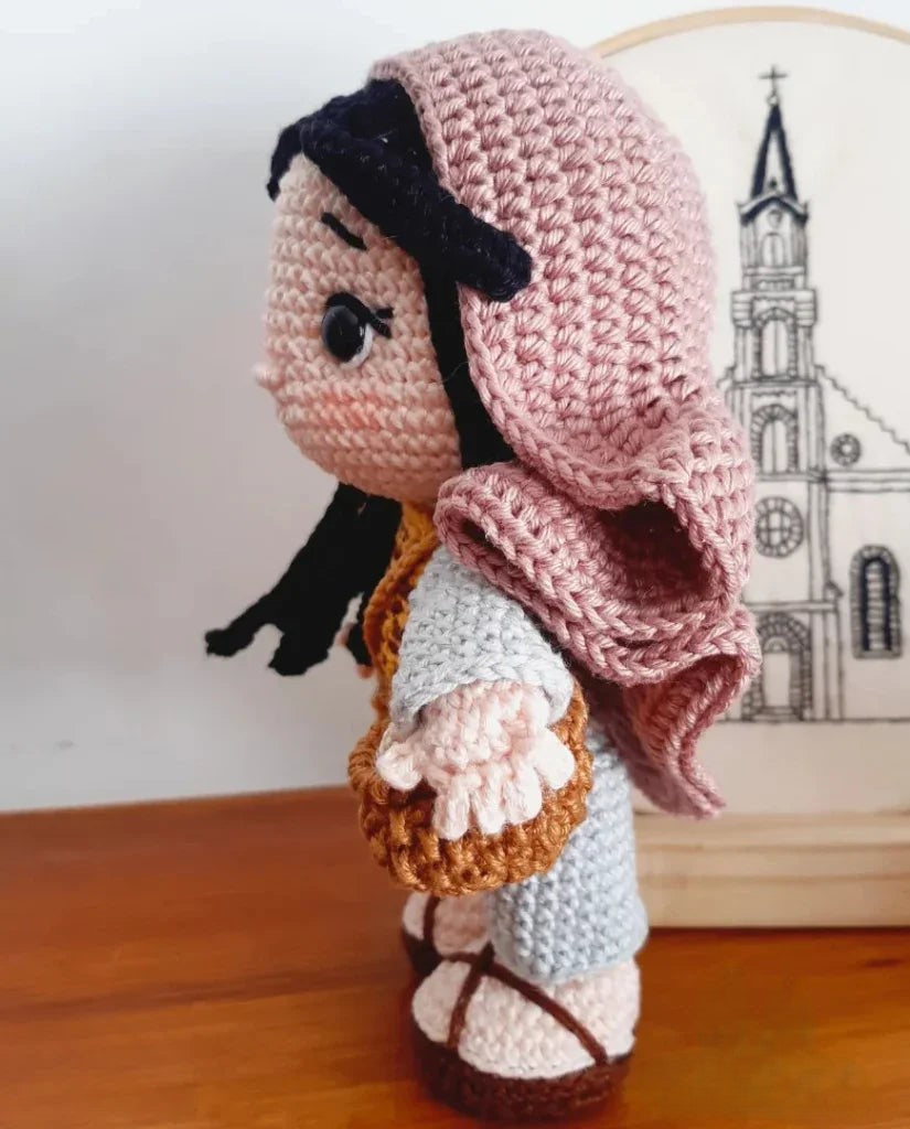 Santa Maria Madalena da Conversão e do Amor – Amigurumi Sagrado em Crochê | Santa Arte