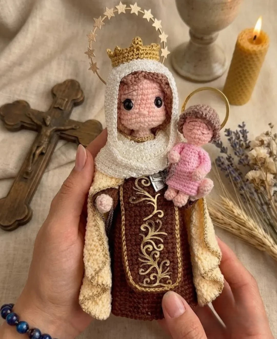 Nossa Senhora do Carmo Amigurumi – Proteção e Devoção | Santa Arte