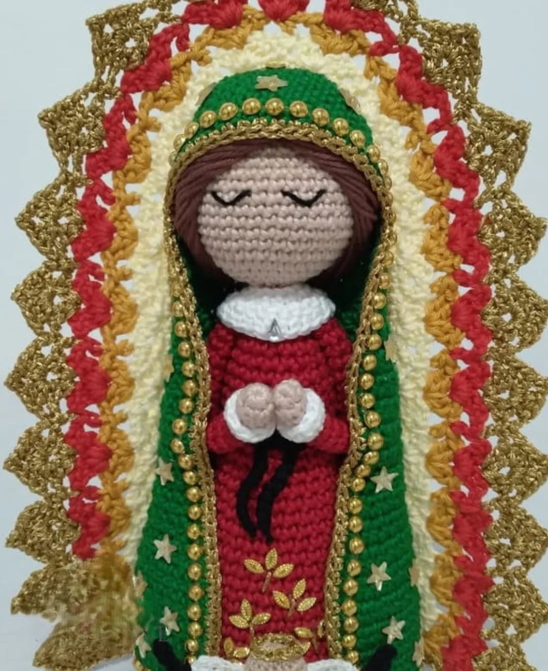 Nossa Senhora de Guadalupe da Mãe Amorosa – Amigurumi Sagrado em Crochê | Santa Arte
