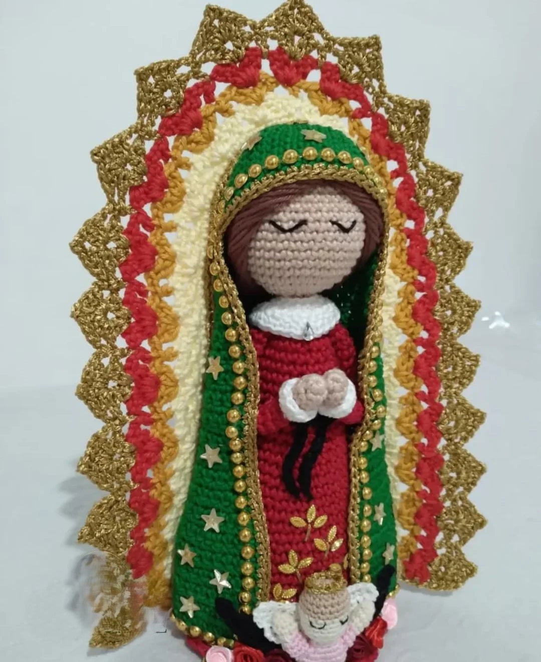 Nossa Senhora de Guadalupe da Mãe Amorosa – Amigurumi Sagrado em Crochê | Santa Arte