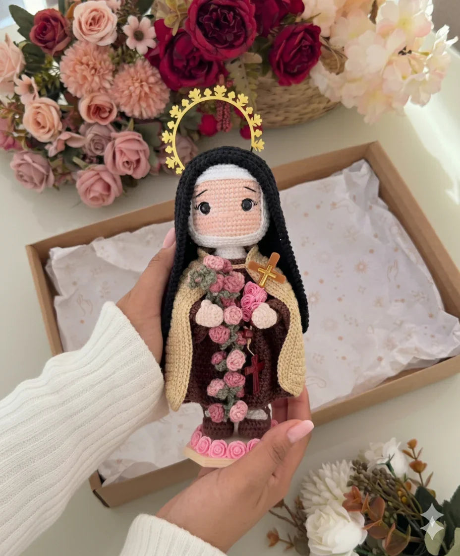 Santa Teresinha do Menino Jesus das Rosas do Amor – Amigurumi Sagrado em Crochê | Santa Arte
