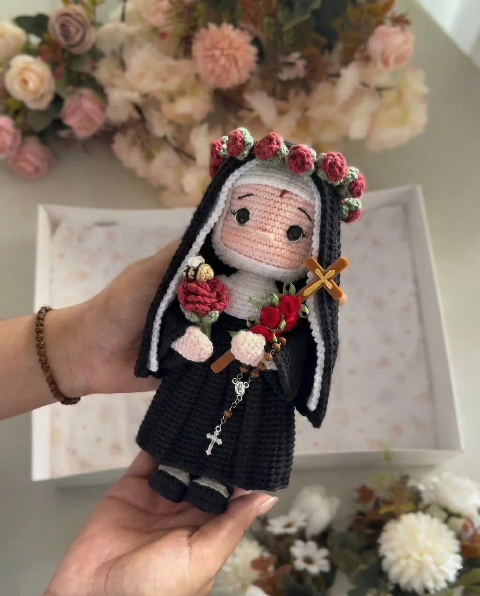 Santa Rita de Cássia das Rosas da Esperança – Amigurumi Sagrado em Crochê | Santa Arte 🕊️