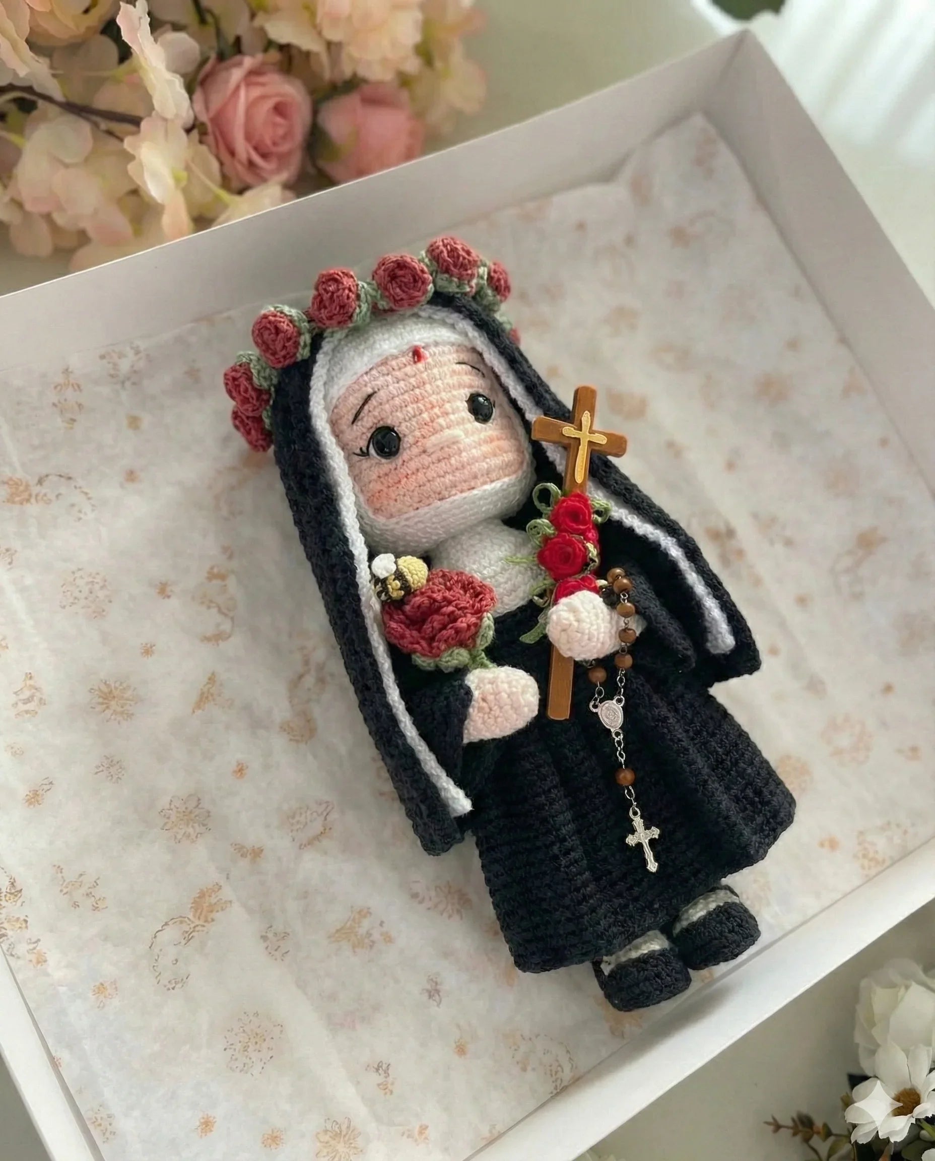 Santa Rita de Cássia das Rosas da Esperança – Amigurumi Sagrado em Crochê | Santa Arte 🕊️