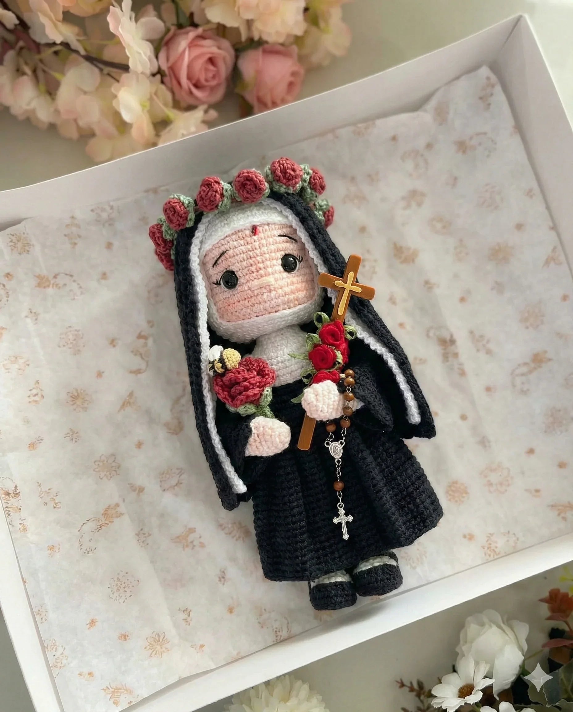 Santa Rita de Cássia das Rosas da Esperança – Amigurumi Sagrado em Crochê | Santa Arte 🕊️