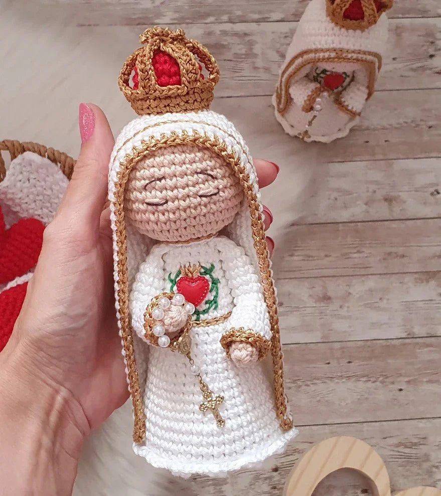 Nossa Senhora de Fátima da Paz Celestial – Amigurumi Sagrado em Crochê | Santa Arte