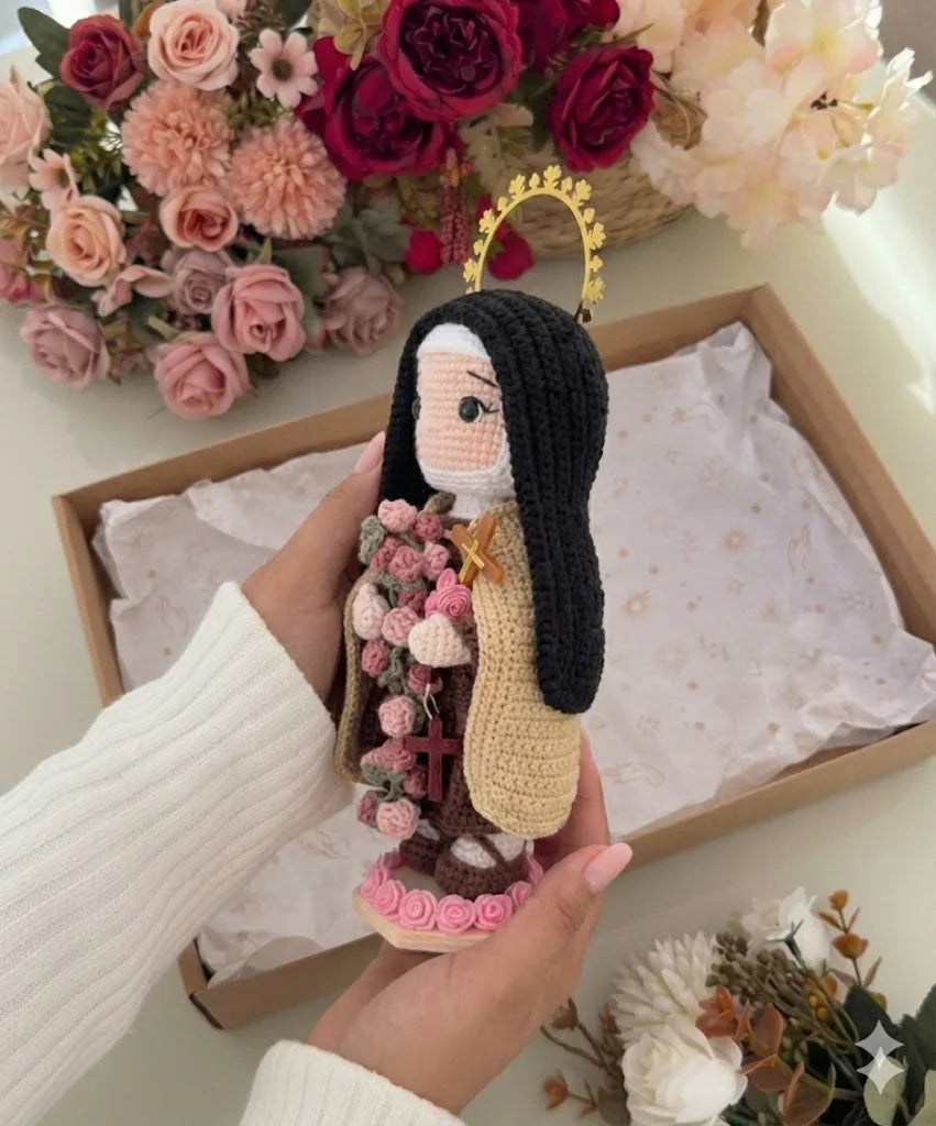 Santa Teresinha do Menino Jesus das Rosas do Amor – Amigurumi Sagrado em Crochê | Santa Arte